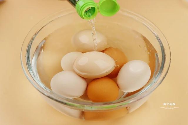 鸡蛋用冷水煮几分钟才能熟,鸡蛋用冷水煮几分钟才能熟透.