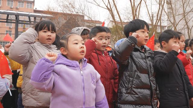 童心向党串词主持词幼儿园，童心向党串词报幕词幼儿园？