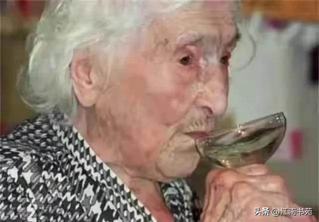 23岁“吉尼斯寿星奶奶”抽烟、喝酒88年不生病，看完6条才知道"