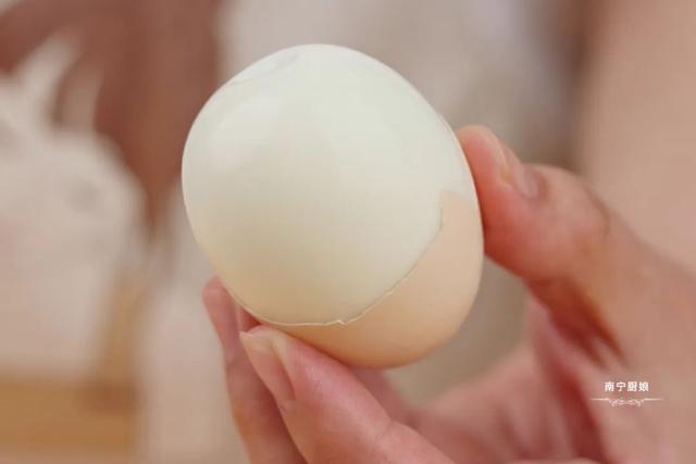 鸡蛋用冷水煮几分钟才能熟,鸡蛋用冷水煮几分钟才能熟透.